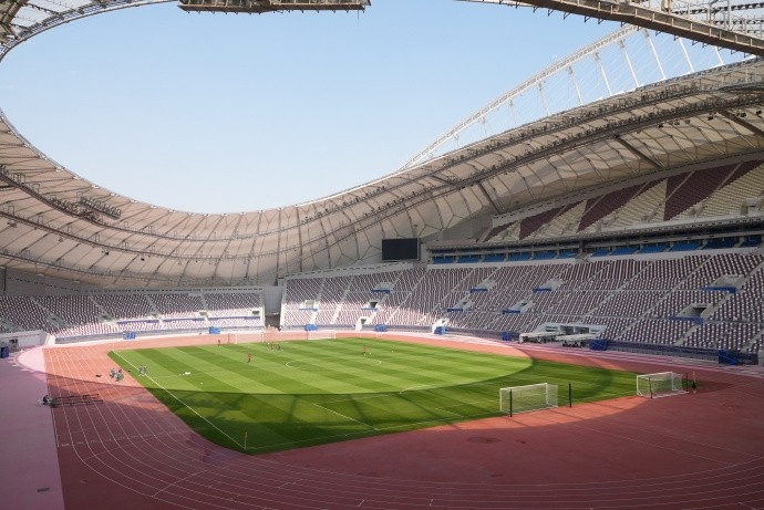 开云体育入口-海港全队于今天上午出现在哈利法国际体育场，开启冬训首堂训练课