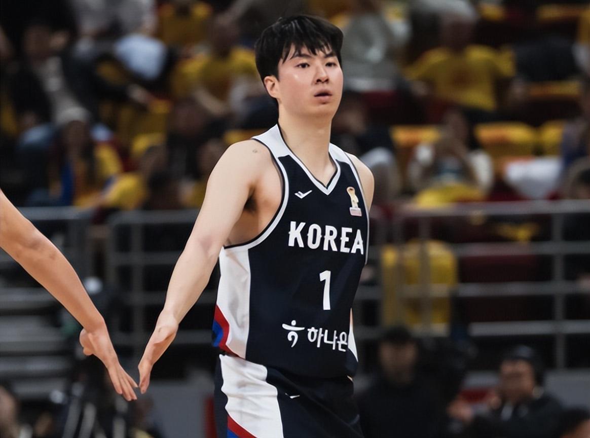 开云体育入口-世预赛迎来关键转折！中国男篮连获三个好消息，赢球直接升至第二