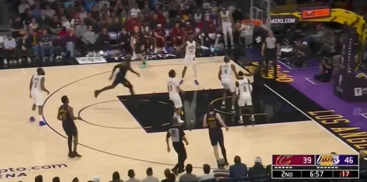 可惜！詹姆斯送出空接妙传，艾顿起跳放篮磕到篮筐前沿